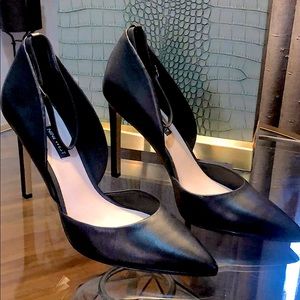 BLACK ANKLE STRAP PUMPS